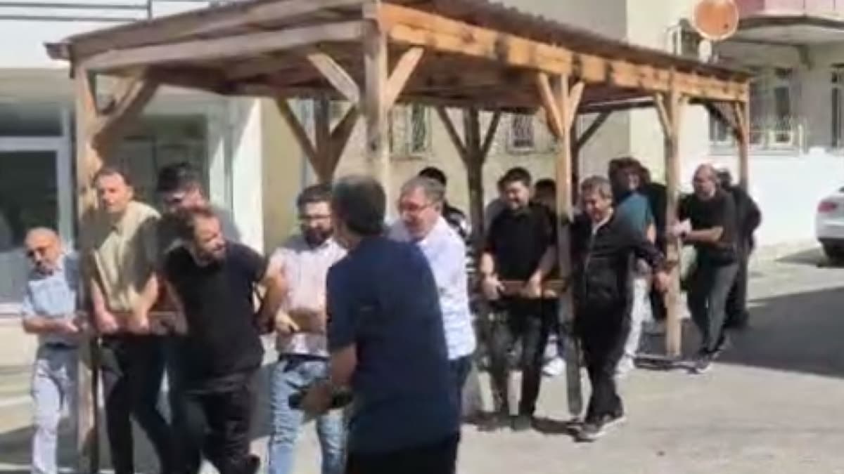 19 öğretmenin duygulandıran jesti: Yıkılacak okulun kamelyasını sırtlarında yeni okula taşıdılar