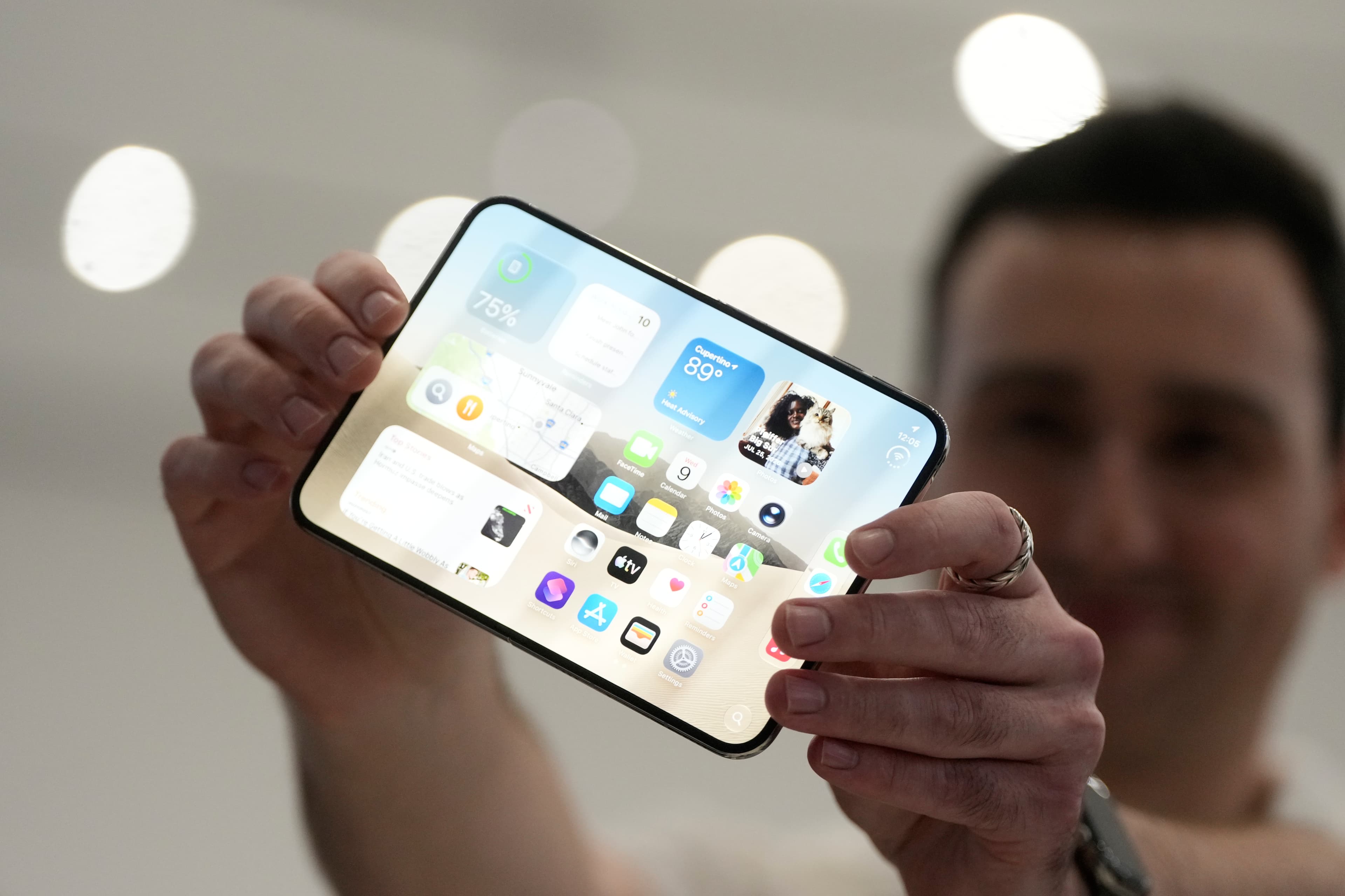 Apple tarihinde bir ilk: Katlanabilir iPhone Duo sahneye çıktı
