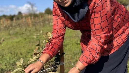 Köylüler yüzüne bile bakmıyordu oğlunun önerisiyle başladı