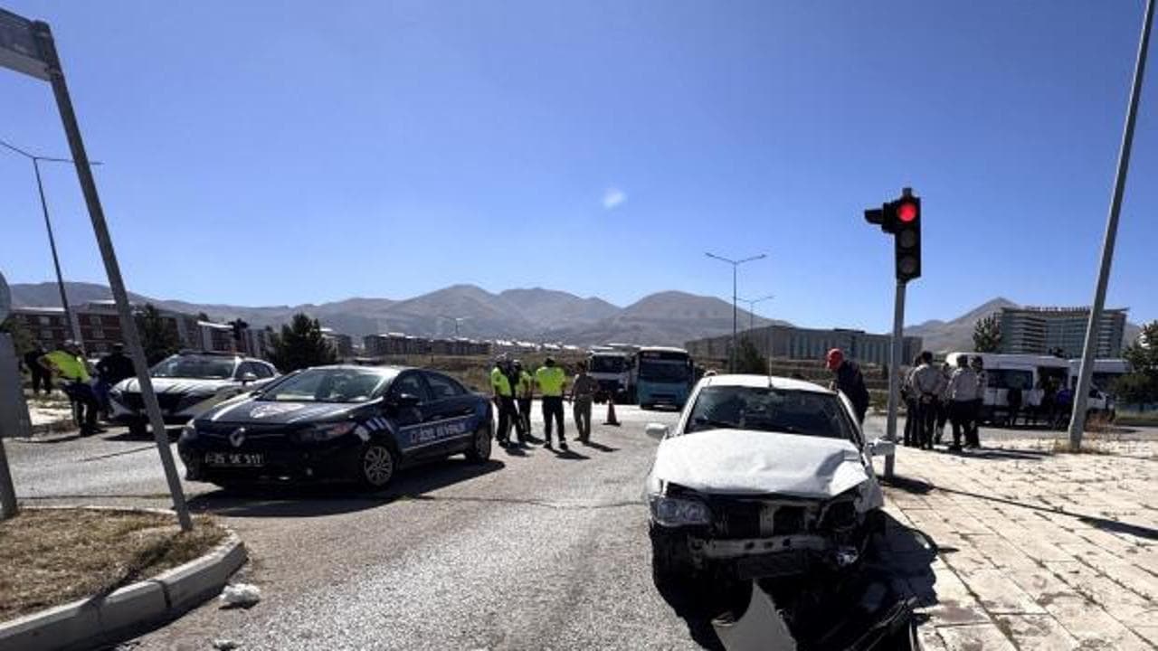 Erzurum'da cezaevi aracıyla otomobil çarpıştı: 3'ü mahkum 9 kişi yaralandı