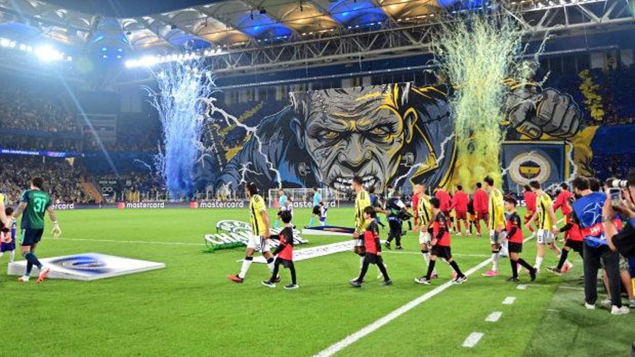 Fenerbahçe taraftarından Şampiyonlar Ligi'ne görkemli karşılama: 'Ava geri döndü' koreografisi büyüledi