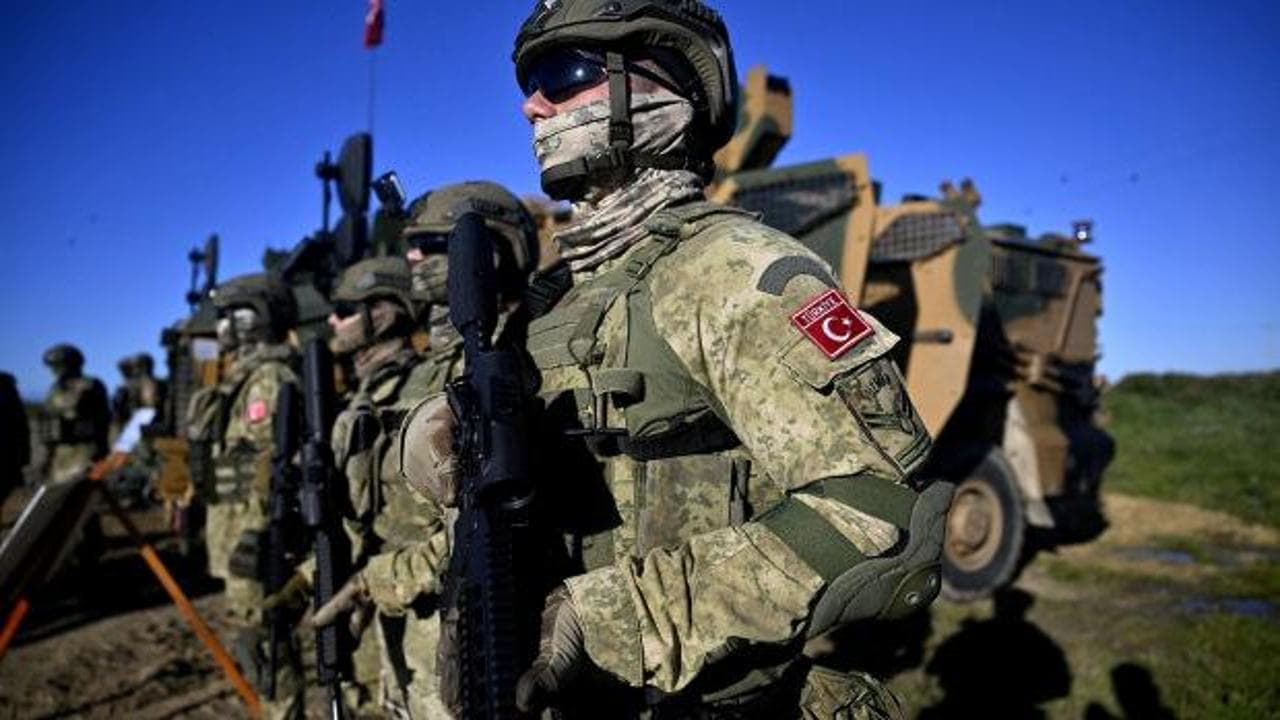 Somali Cumhurbaşkanı Mahmud, Türkiye'nin eğittiği özel birlikleri ziyaret etti