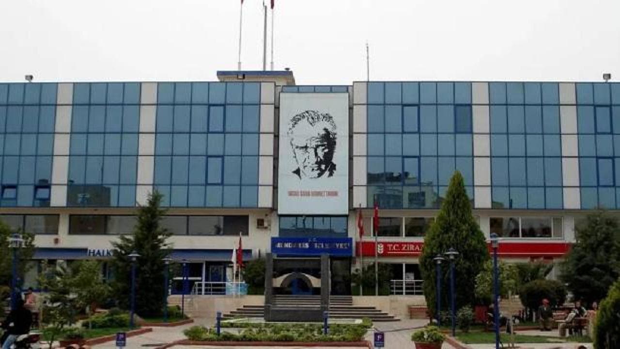 İzmir'de Menderes Belediyesi rüşvet soruşturmasında avukat tutuklandı
