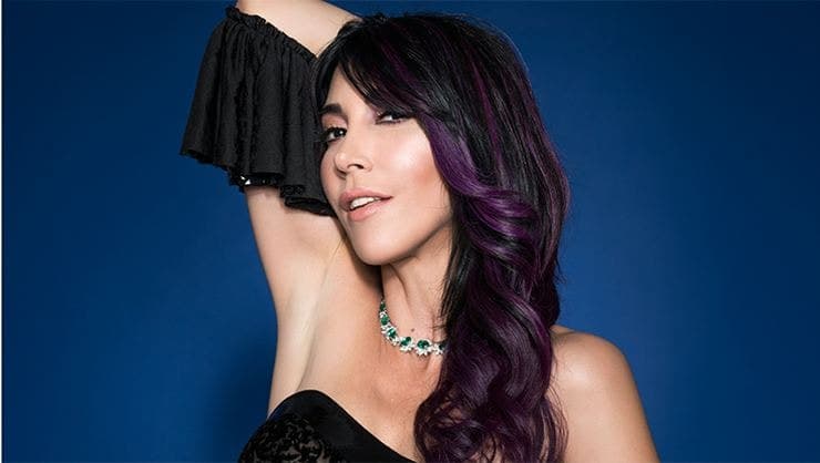 Hande Yener sahne kostümleri ve özel eşyalarını satışa çıkardı