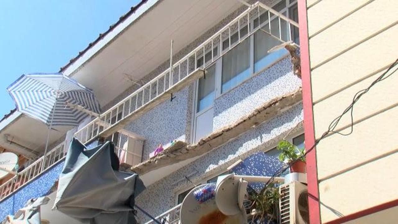 Ümraniye'de korku dolu anlar: İkinci katın balkonu çöktü, beton parçaları park halindeki araçların üzerine düştü