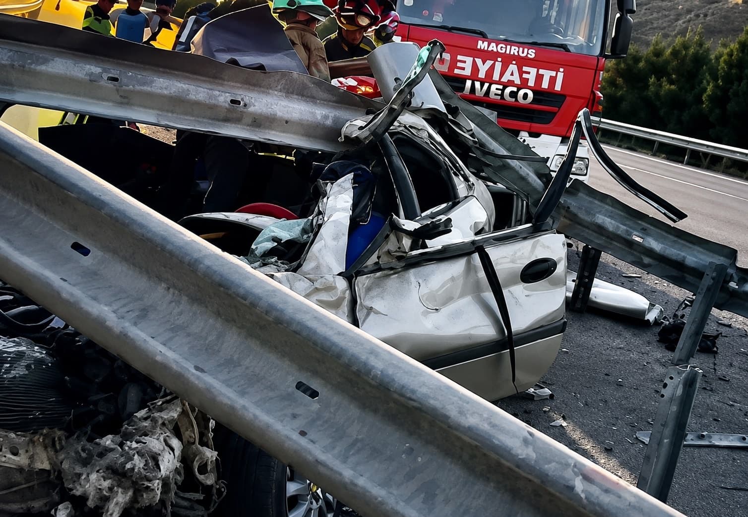 Feci kaza: Takla atan otomobil bariyerlere saplandı, 1 kişi hayatını kaybetti
