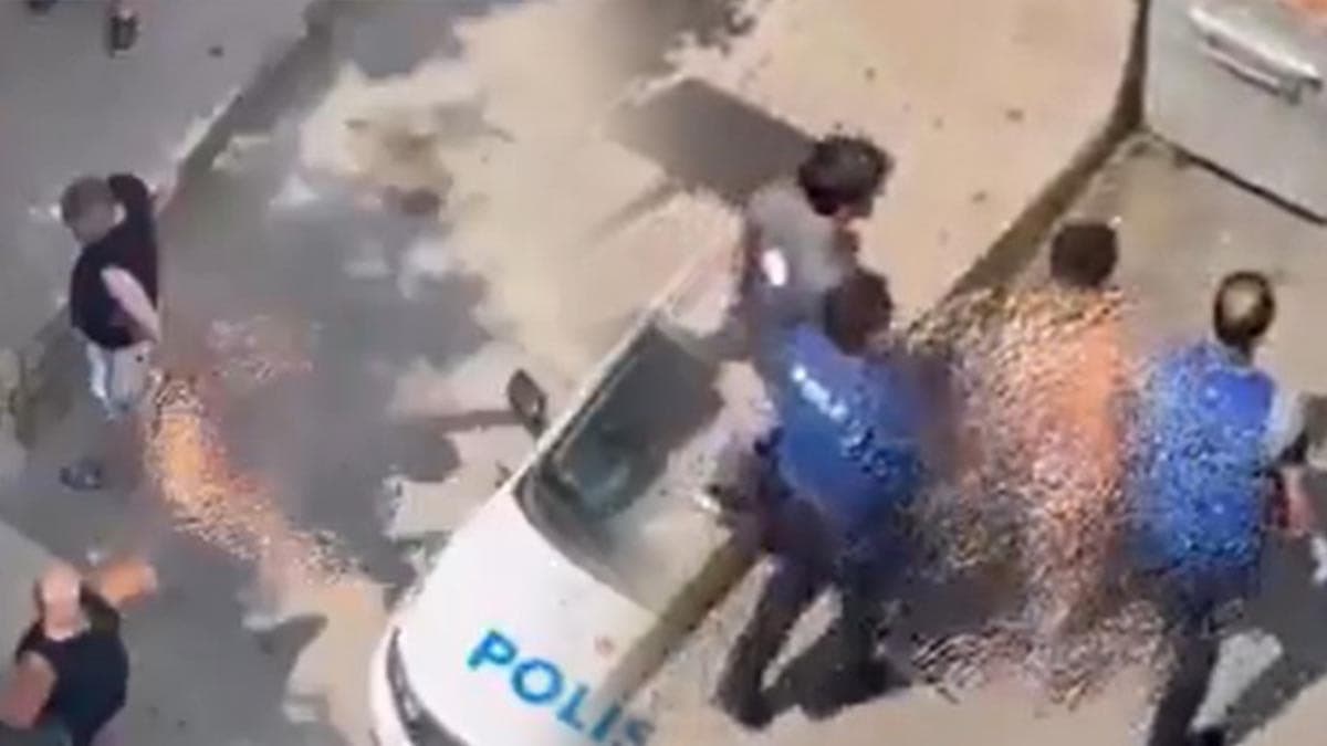 Çıplak şahıs ortalığı birbirine kattı: Polis aracına da saldırdı