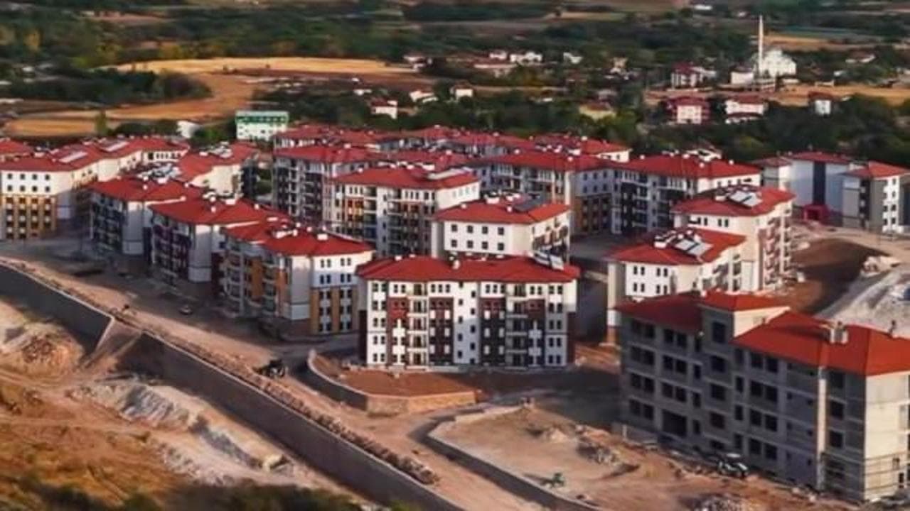 Elazığ'da deprem konutları seferberliği: 14 bin 894 bağımsız bölüm afetzedelere teslim edildi