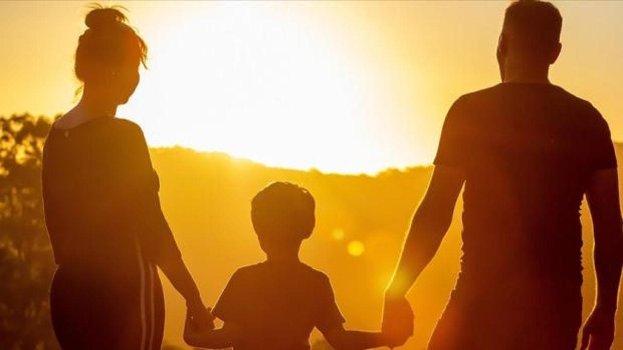 Tüketim kültürü ailenin temellerini sarsıyor: "Sahip olmak" mı "ait olmak" mı?