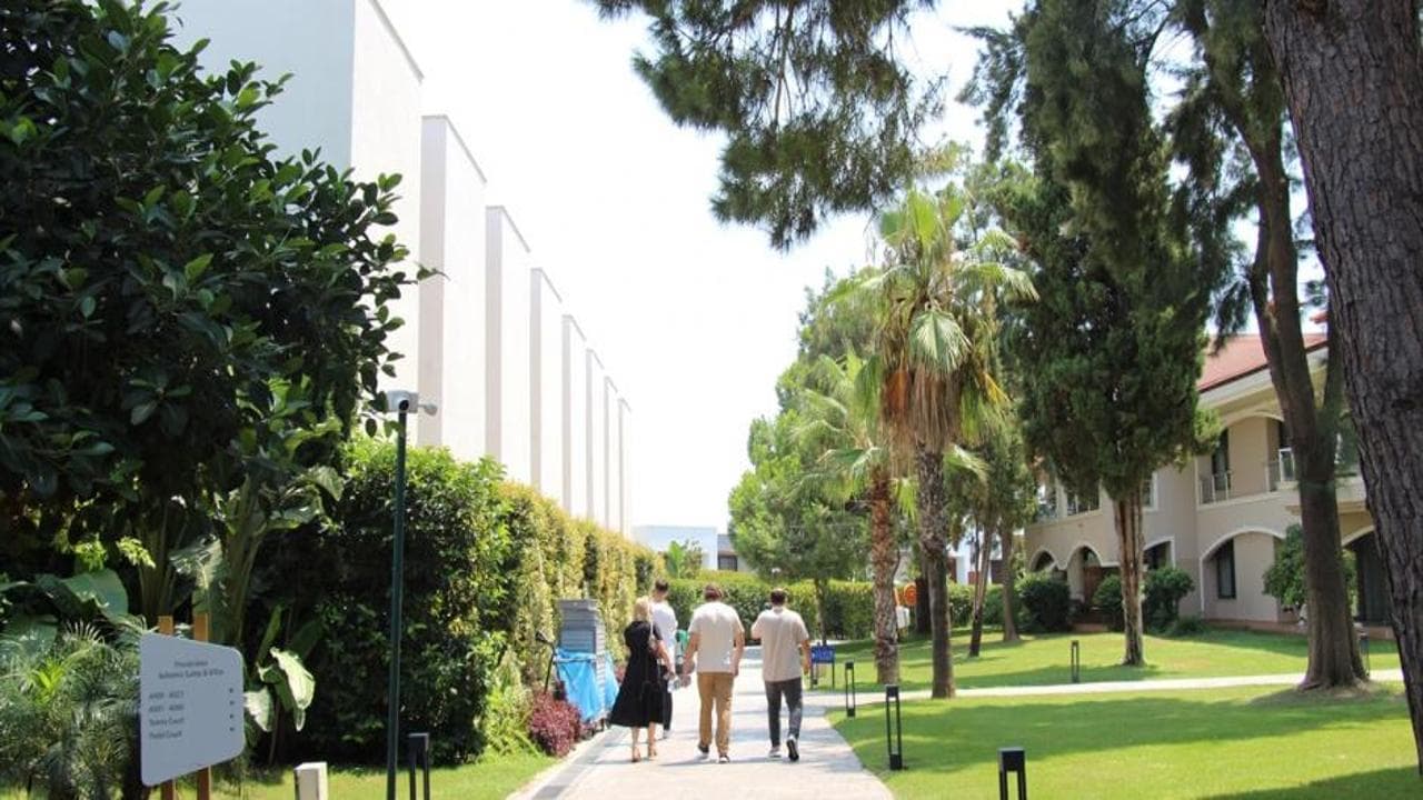 Antalya, 8,5 milyon turistle sezon rekoruna koşuyor: Turizm sonbahara taşıyor