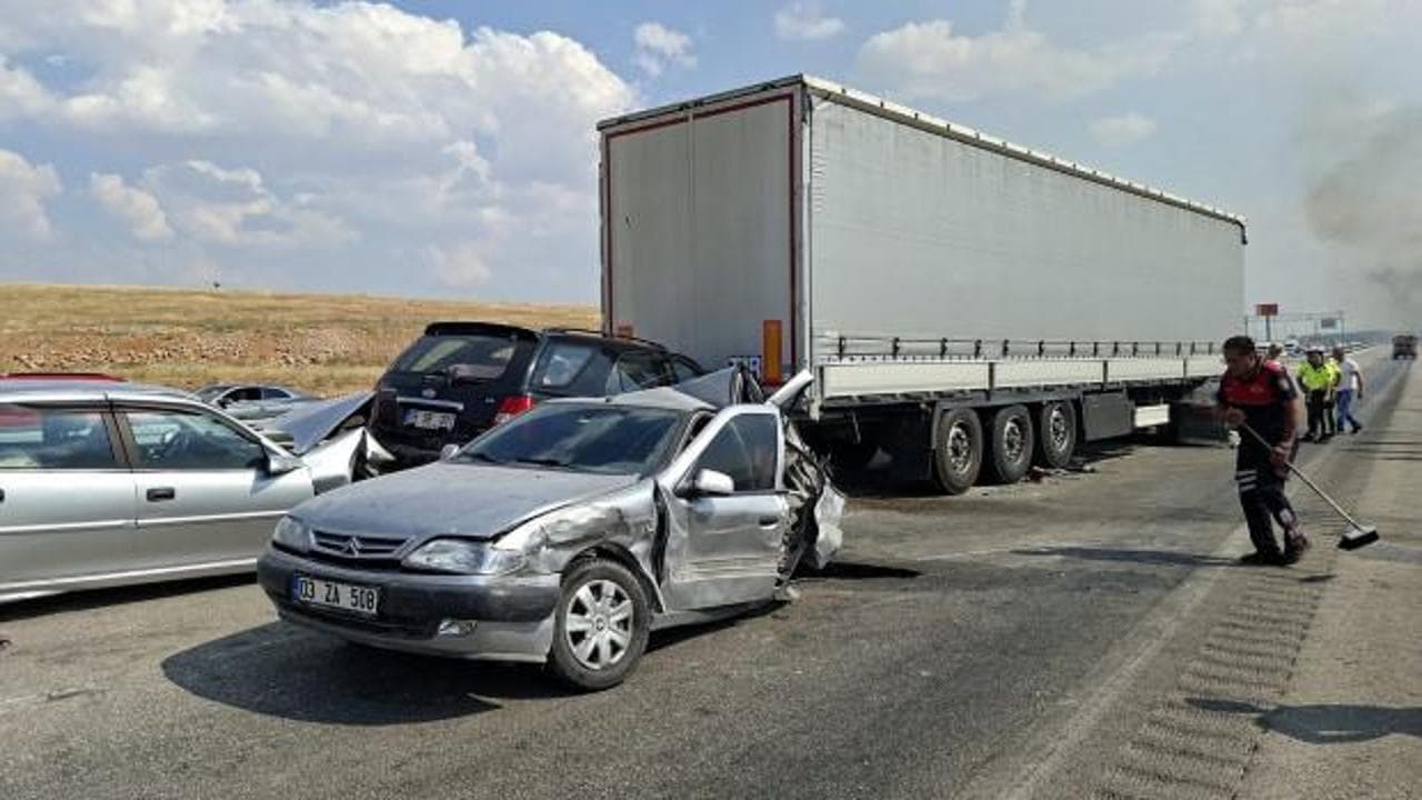 Anız yangınından yükselen duman 13 aracı birbirine kattı: 3 yaralı