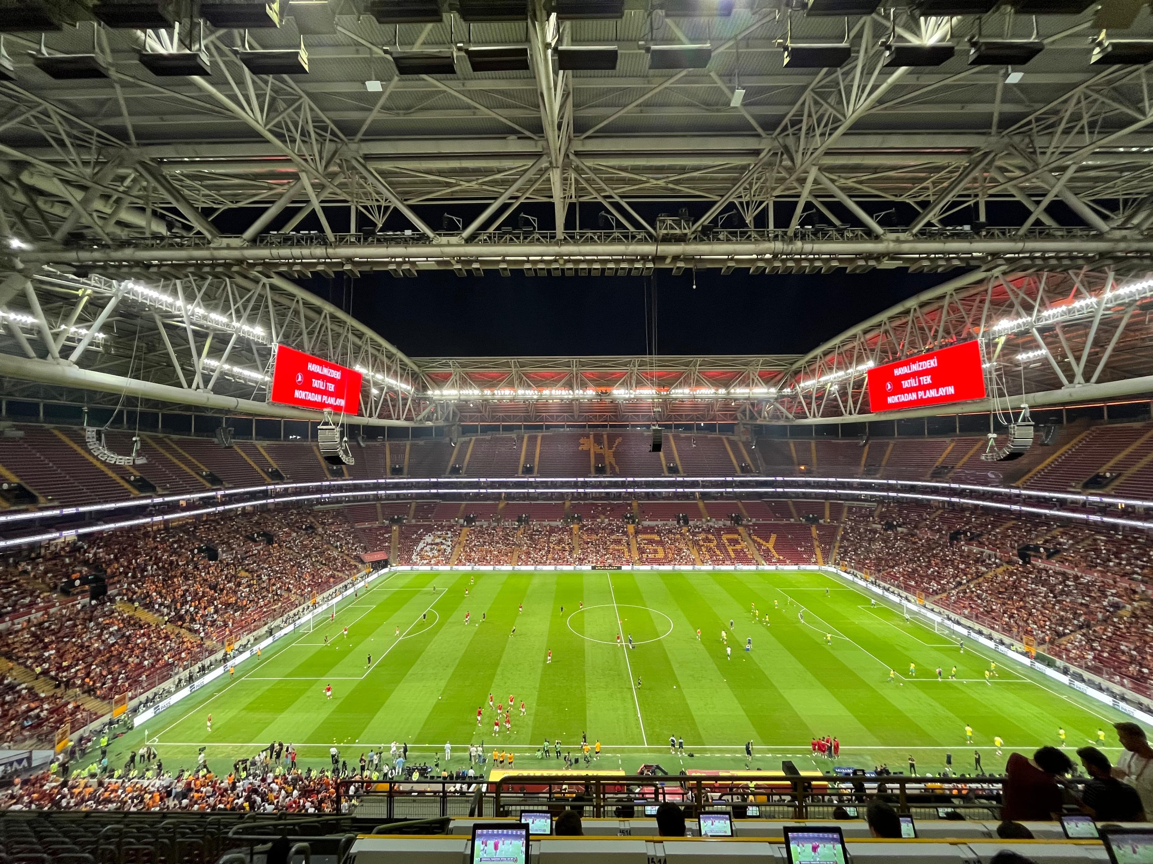 Galatasaray taraftarı transfer krizine ayağa kalktı: Yapılmayan hamleler bıçak gibi kesiyor