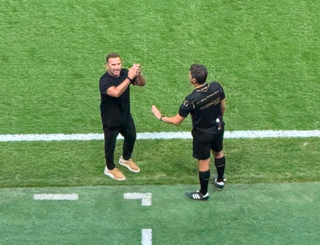 Okan Buruk kırmızı kart gördü! Galatasaray teknik direktörü sinirden sahadan çıkarıldı
