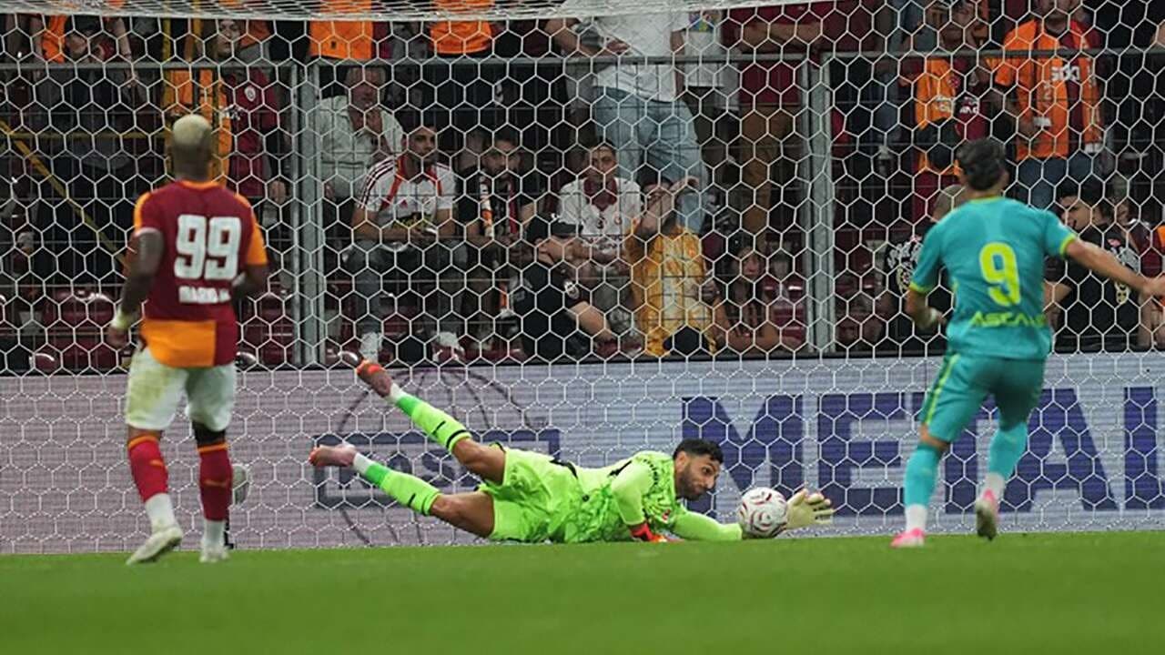 Galatasaraylı taraftarlar yönetime karşı sokaklara döküldü