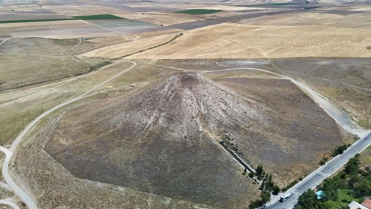 Ankara'da 3 Bin 200 Yıllık Ahşap Mezar Ortaya Çıkarıldı: Dünyada Tek Örnek