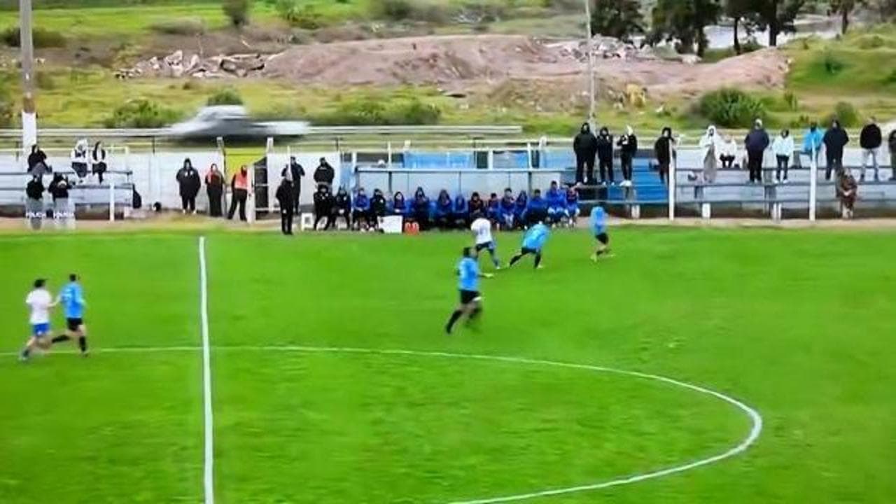 Uruguay 2. Ligi'nde şok anlar: Savunma oyuncusunun vuruşu saha dışına taştı, yolda kaza çıktı