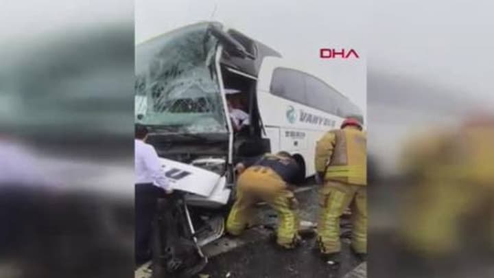 Arnavutköy'de yolcu otobüsü İETT aracına çarptı: Olay yerine ekipler sevk edildi