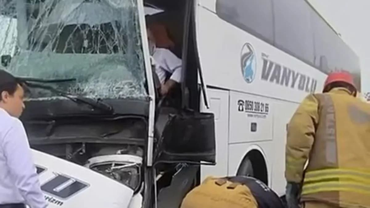 Arnavutköy'de yolcu otobüsü İETT aracına çarptı: 5 kişi yaralandı