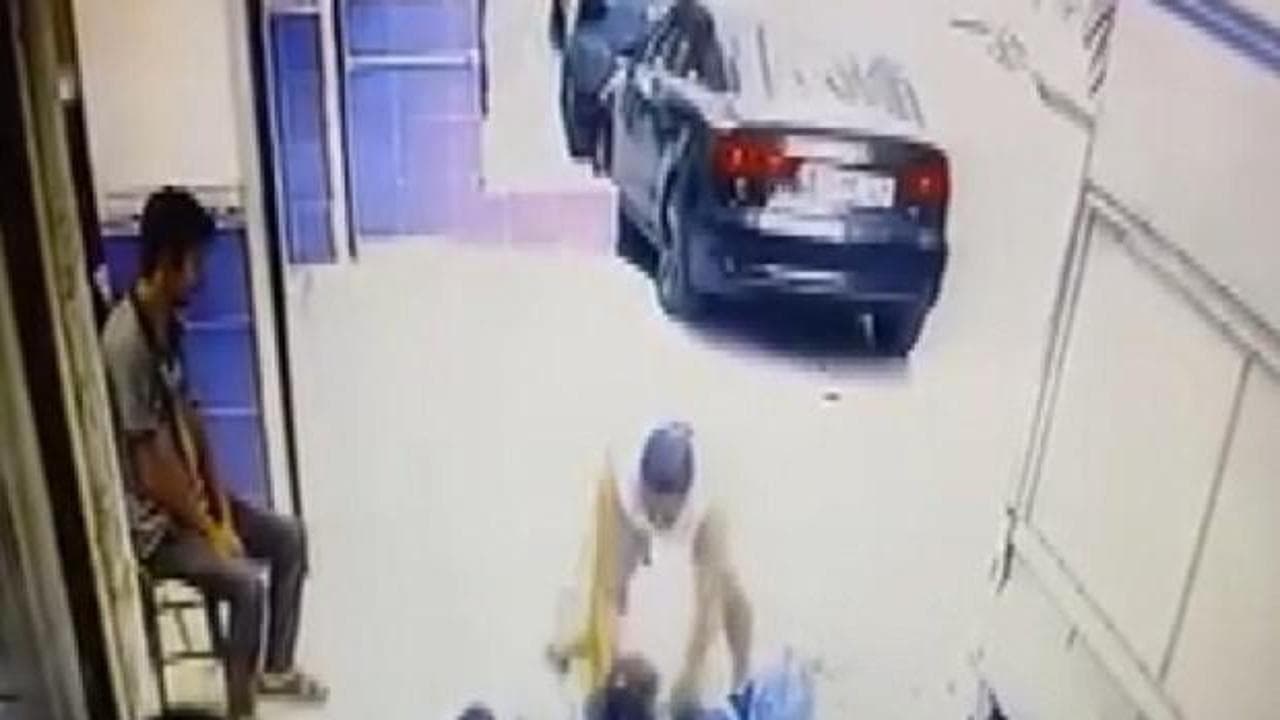 İstanbul'da sokaktaki 3 çocuğa yapılan vicdansızlık güvenlik kamerasına yansıdı