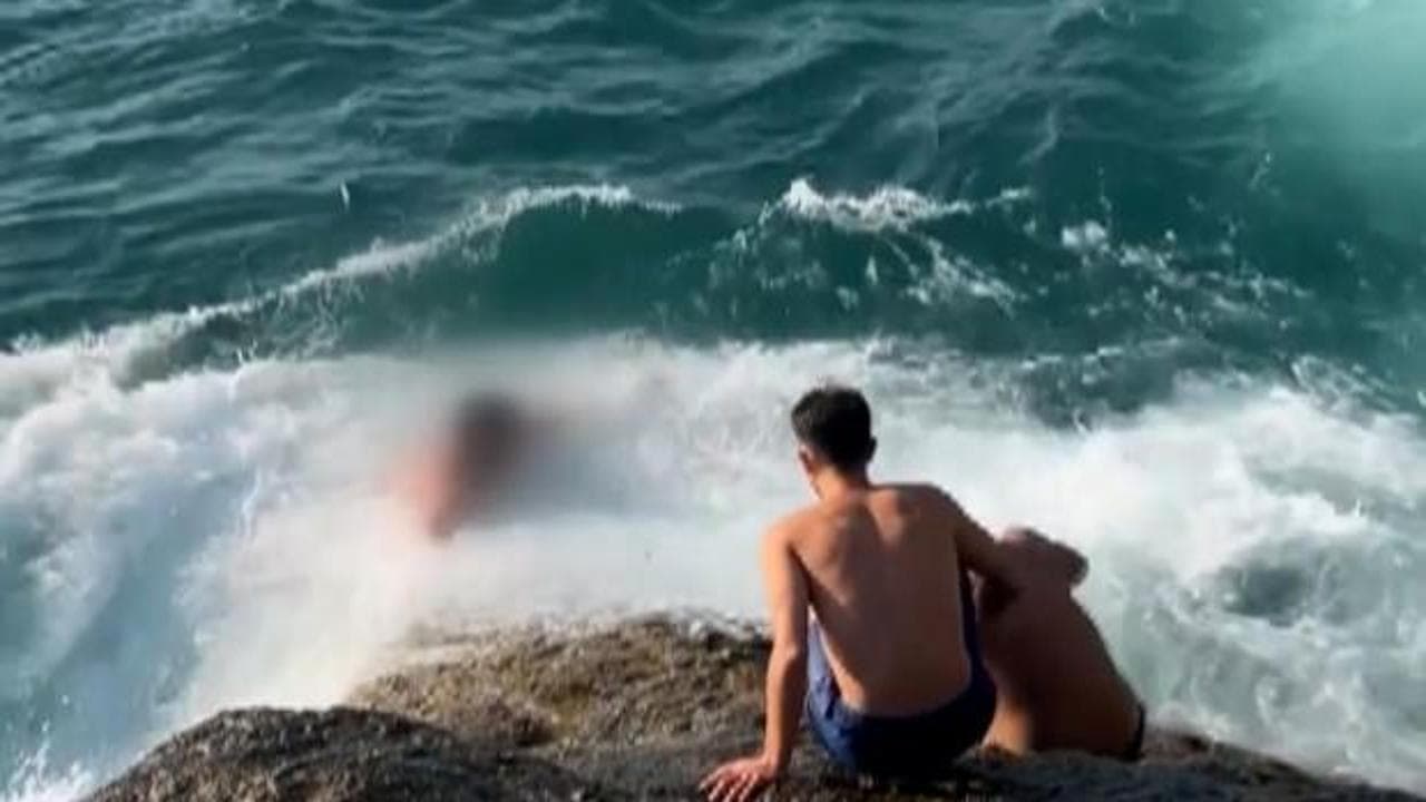 İstanbul'da dalgalara yenik düşen genç, arkadaşlarının yardımıyla son anda kurtarıldı