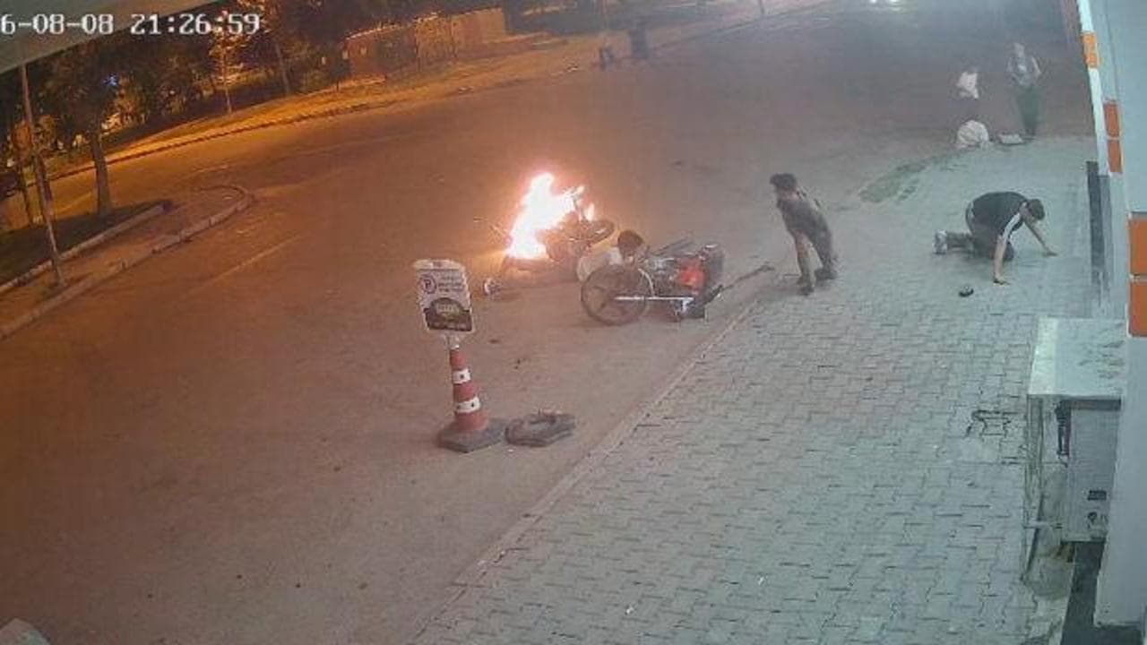 Şanlıurfa'da iki motosikletin kafa kafaya çarpıştığı kaza güvenlik kamerasında