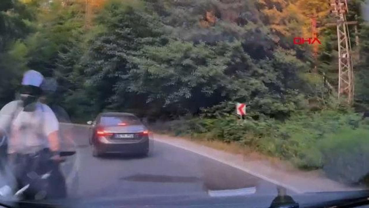Bolu'da virajı alamayan motosiklet otomobile çarptı: O anlar araç kamerasında