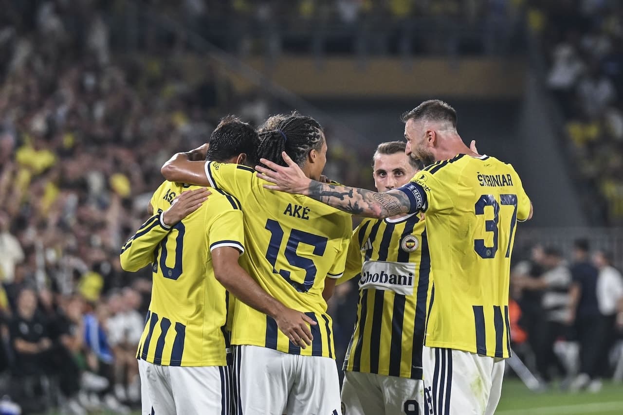 Fenerbahçe'de ayrılık rüzgarları: 3 ismin bileti kesiliyor