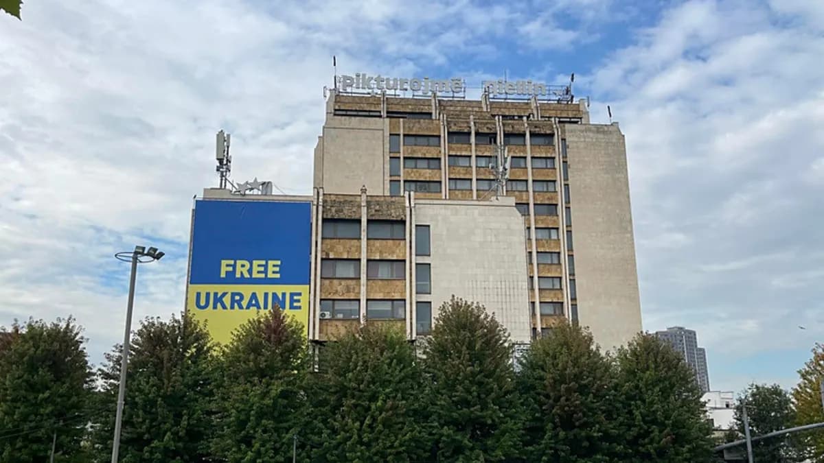 Zelenskiy'nin Sırbistan açıklamasına Kosova'dan sembol yanıt: Dev Ukrayna bayrağı göndere çekildi