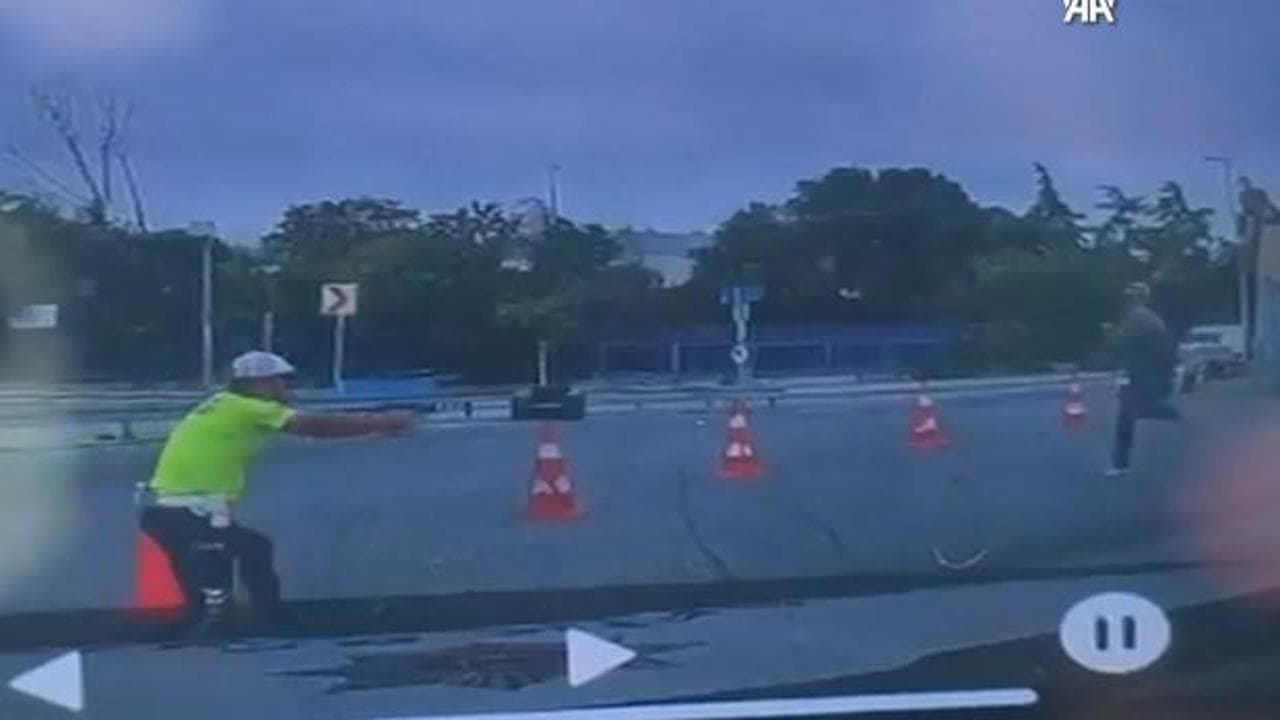 Fatih'te trafik polisine bıçaklı saldırı: Saldırgan bacağından vurularak etkisiz hale getirildi