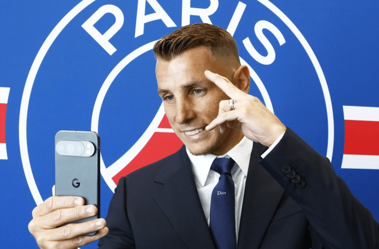 Paris Saint-Germain tecrübeli sol beki renklerine bağladı
