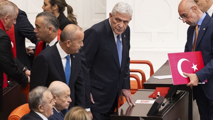 TBMM Genel Kurulu'nda soğuk rüzgar: Yan yana oturdular, tokalaşmadılar