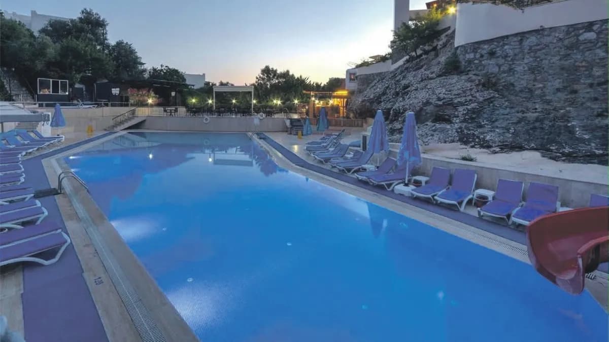 Otel havuzundaki kimyasal zehirledi iddiası: 10’u çocuk 13 kişi hastaneye kaldırıldı