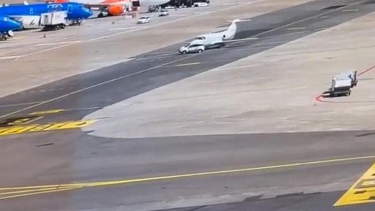 Milano'da havalimanında korkutan kaza: Yer hizmetleri aracı özel jete çarptı