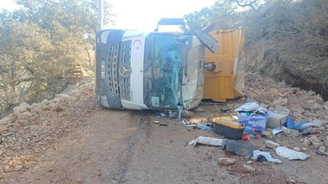 Bilecik'te maden ocağı yolunda feci kaza: İki kamyon çarpıştı, sürücüler hastaneye kaldırıldı