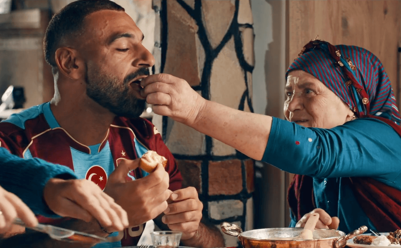 Salah videosuyla fenomen olan Hatice teyze, sevenlerine seslendi
