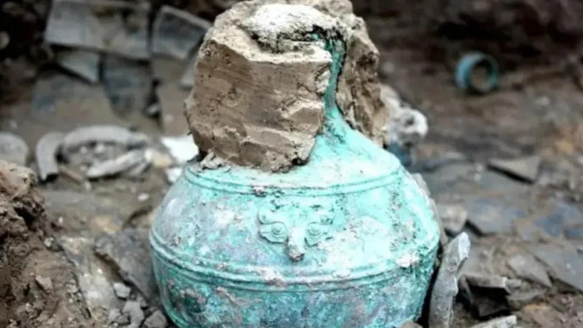 Arkeologlar 2 bin yıllık gizemi çözdü: Mezardaki şişe tarihin seyrini değiştirdi