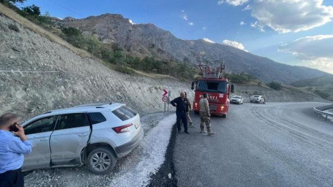 Hakkari-Van karayolunda otomobil bariyerlere çarptı: 3 kişi yaralandı