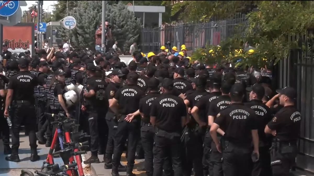 Spor çalışanları bakanlık önünde: Yetkililerden ses çıkmadı