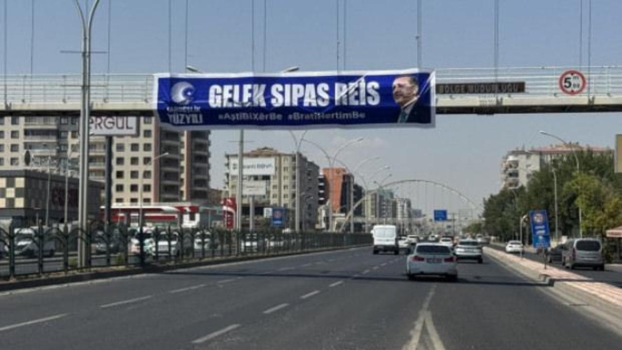 AK Partili gençlerden Diyarbakır'da Erdoğan'a Kürtçe teşekkür pankartı