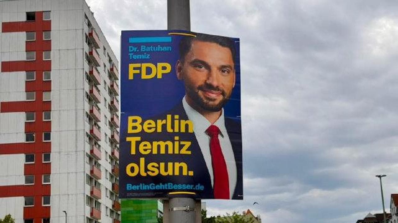 Almanya'da Türkçe seçim afişi tartışma yarattı: 'Göçmenler siyaseti ele geçirdi' iddiası