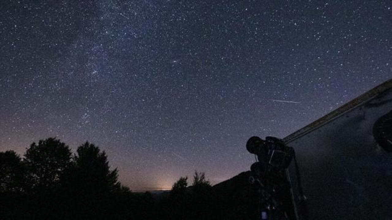 Bu gece gökyüzü şölen var: Saat başına 100'den fazla meteor yağmuru görülecek