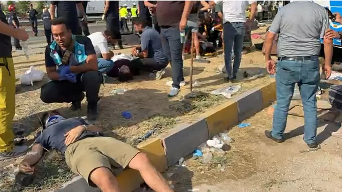 Ankara'da midibüs kamyona çarptı: 2 kişi hayatını kaybetti, 24 kişi yaralandı