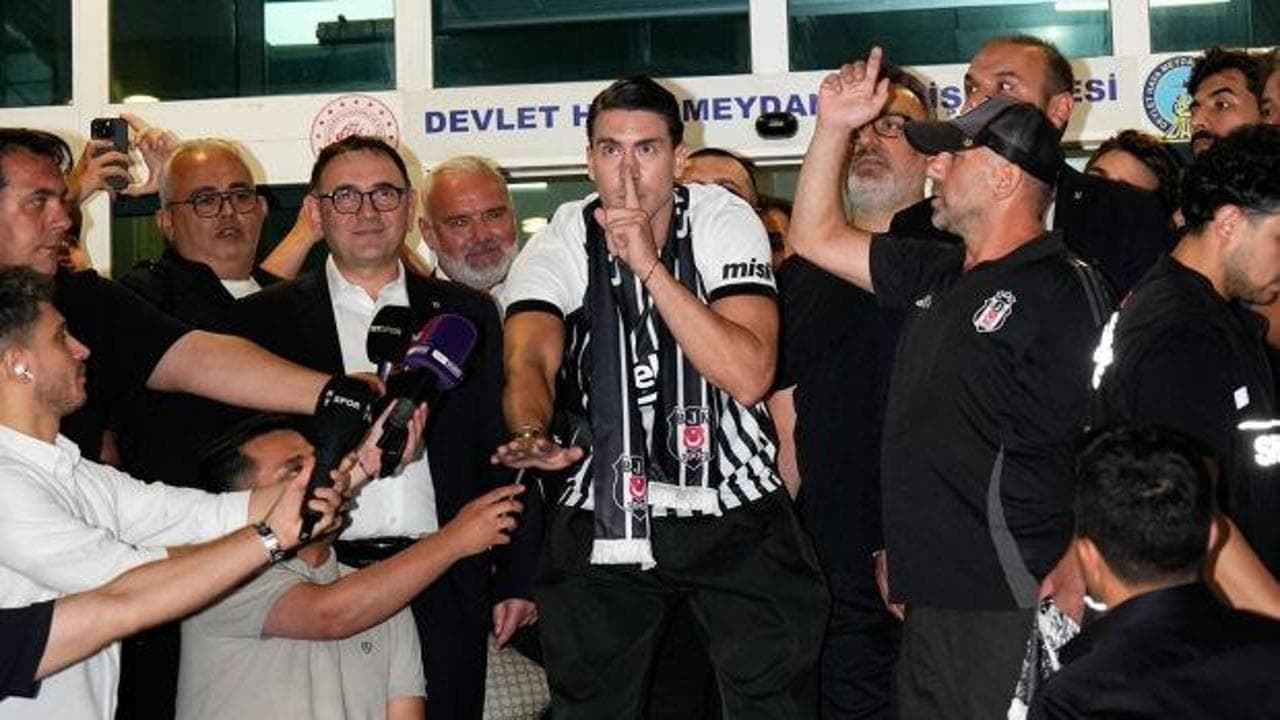 Vlahovic için Tüpraş Stadyumu'nda dev imza töreni: Taraftarlara ücretsiz