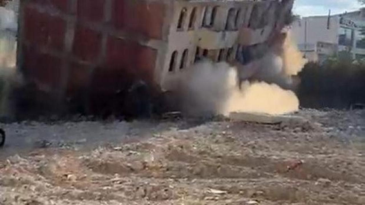 5 katlı bina tek dokunuşla unufak oldu
