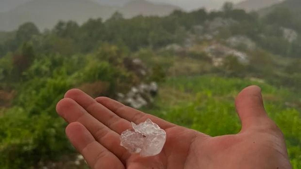 Osmaniye'de 32 derece sıcaklığın ardından aniden bastıran sağanak ve dolu hayatı felç etti