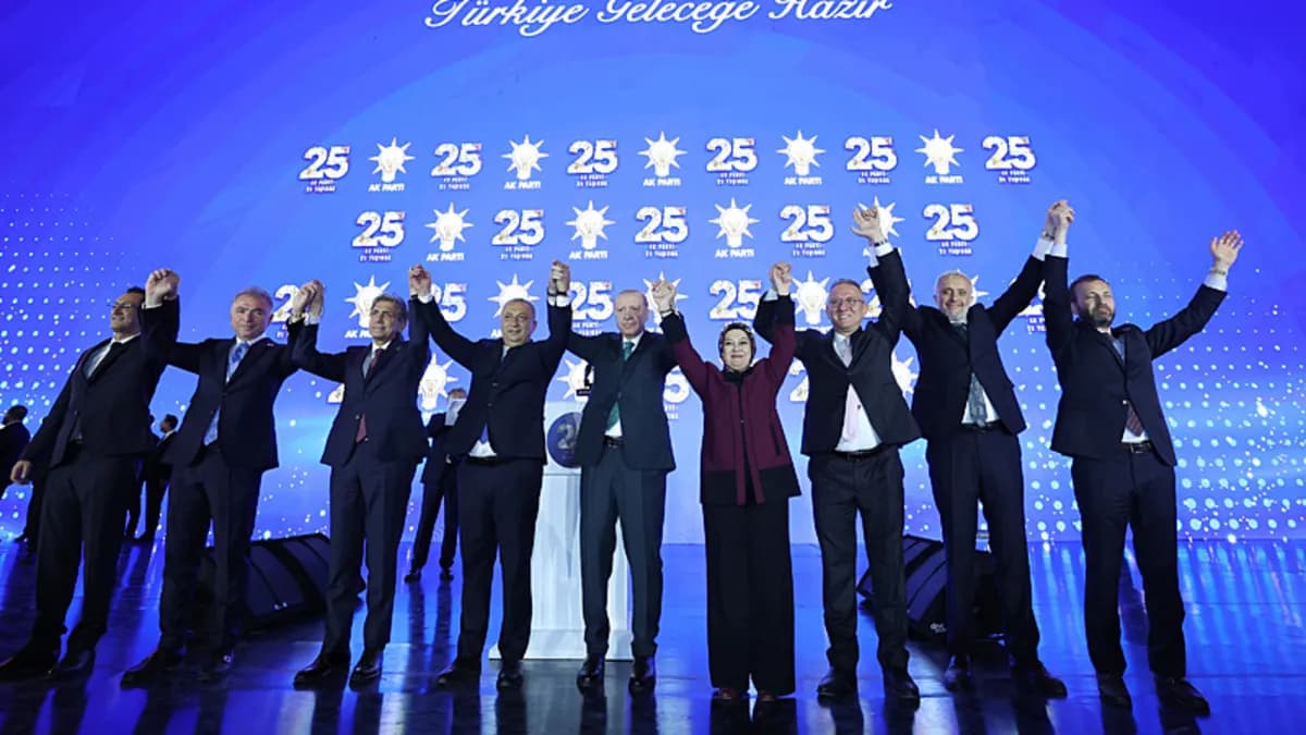 AK Parti'nin 25. Yılında 3 Milletvekili Daha Rozetlerini Erdoğan'ın Elinden Taktı