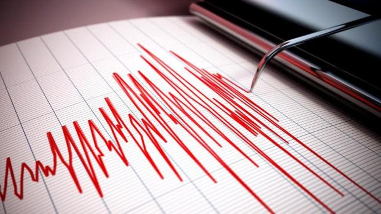 İzmir Karaburun'da 3,8 büyüklüğünde gece yarısı depremi