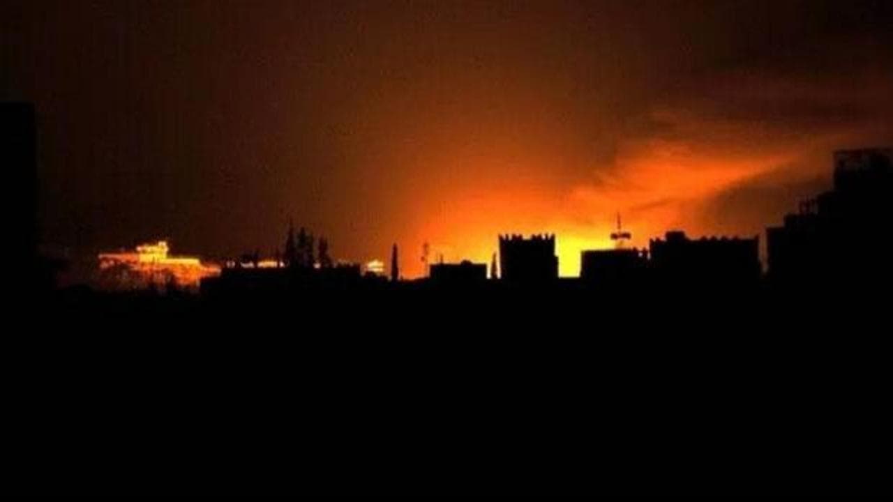 Husiler El-Muha Limanı'nı Ağır Silahlarla Vurdu: 1 Ölü, 8 Yaralı, 2 Denizci Kayıp