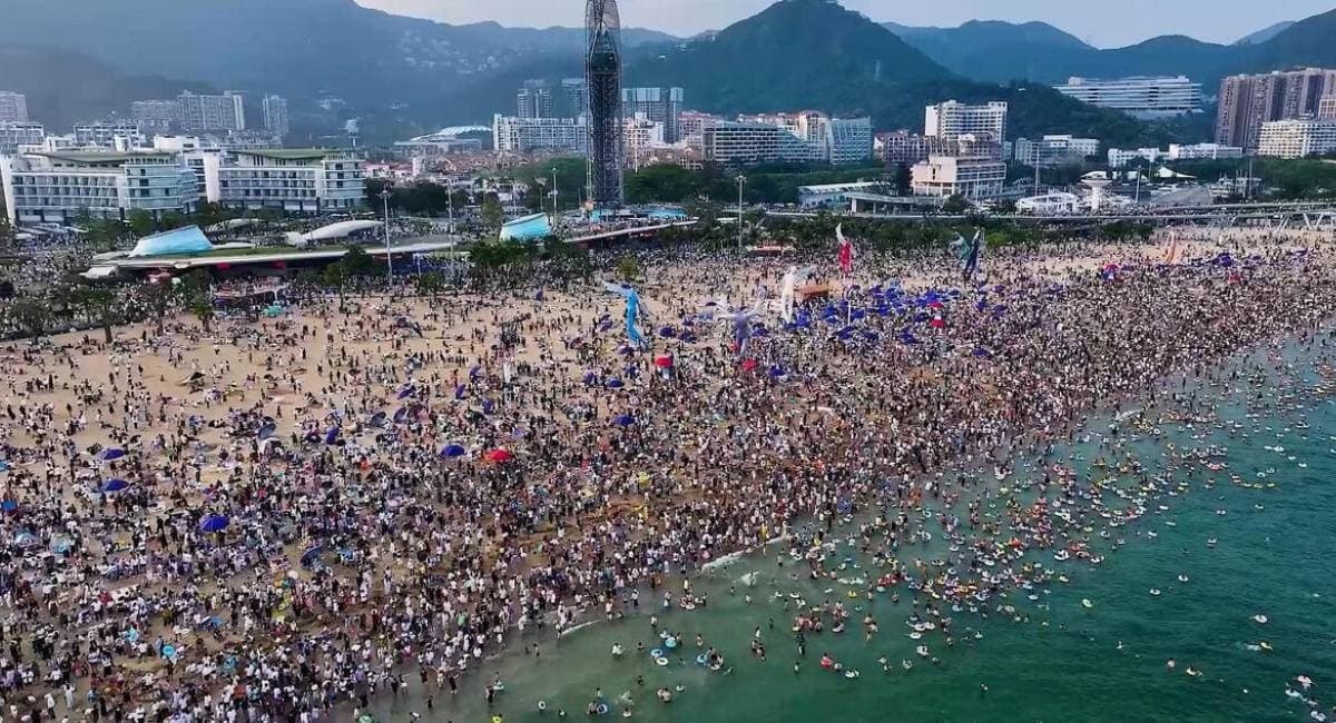 200 Bin Kişi Aynı Anda Denize Girdi: Plajlarda İnsan Seli Kapasite Sınırını Aştırdı