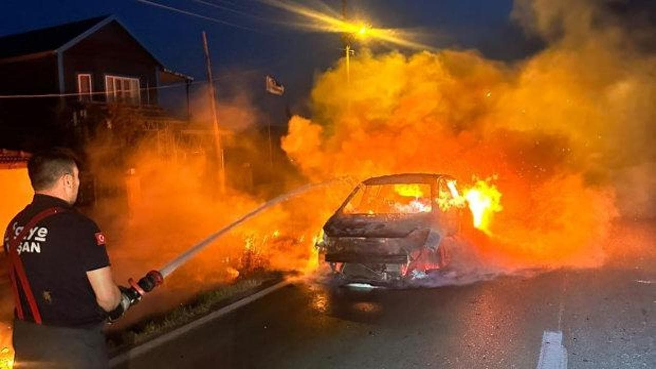 Edirne'de seyir halindeki otomobil alev aldı: Araç kullanılamaz hale geldi